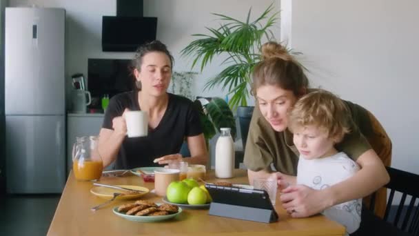Lezbiyen Anne Küçük Oğlu Evde Aile Kahvaltısı Yaparken Mutfak Masasında — Stok video