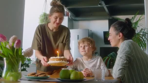 Kochające Lesbijki Matki Uśmiechające Się Całujące Pozdrawiające Małego Synka Jak — Wideo stockowe