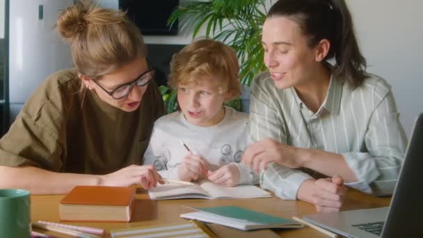 Kleine Jongen Praten Met Lesbische Moeders Notities Maken Werkboek Tijdens — Stockvideo