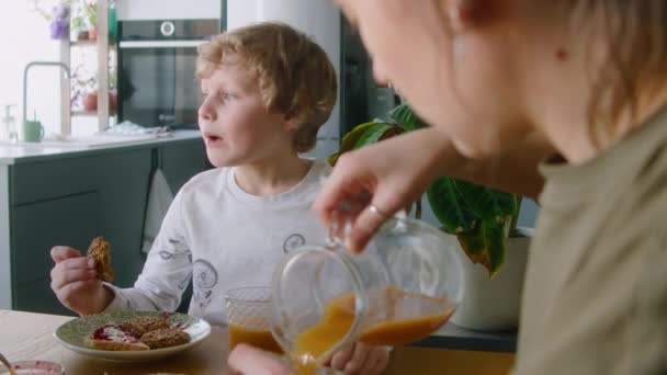Mały Chłopiec Ciasteczka Przy Stole Kuchennym Rozmawia Lesbijkami Podczas Rodzinnego — Wideo stockowe