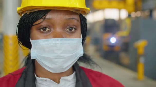 Portret Van Afro Amerikaanse Vrouwelijke Ingenieur Hardhat Beschermend Masker Poseren — Stockvideo
