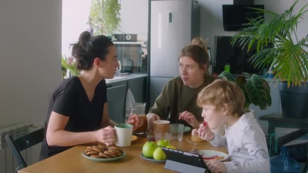 Couple Lesbien Parlant Mangeant Petit Déjeuner Table Kithcen Pendant Que — Video