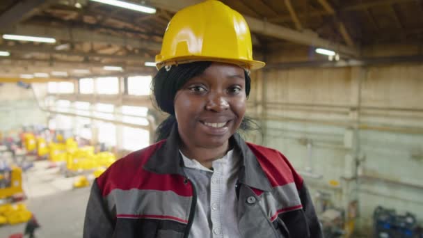 Портрет Веселой Афроамериканской Женщины Каскаде Униформе Улыбающейся Камеру Время Работы — стоковое видео