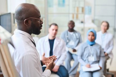 Konferans sırasında bir grup doktora konuşan Afrikalı Amerikalı konuşmacı