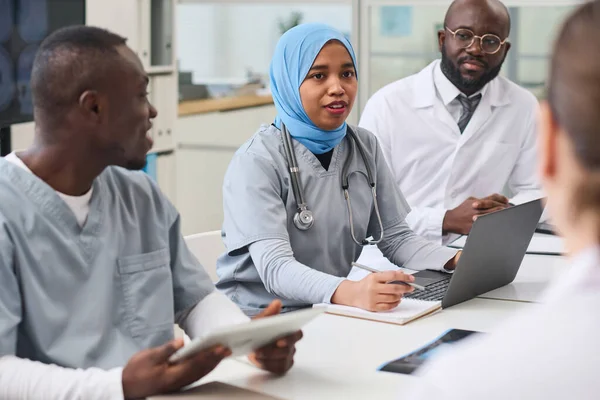 Doctora Joven Hijab Usando Laptop Hablando Con Sus Colegas Durante —  Fotos de Stock