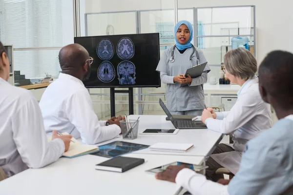 Enfermera Joven Hijab Pie Cerca Del Monitor Con Imagen Rayos —  Fotos de Stock
