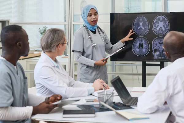 Enfermera Joven Hijab Que Presenta Informe Médico Sus Colegas Mientras —  Fotos de Stock