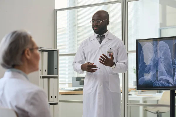 Afroamerikanischer Arzt Weißen Kittel Präsentiert Seinen Kollegen Auf Der Konferenz — Stockfoto
