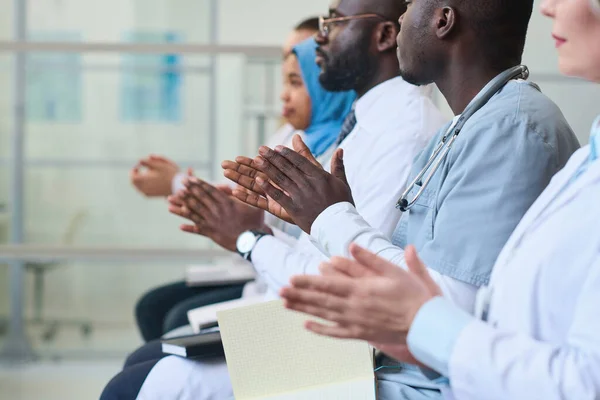 Group Doctors Clapping Hands Support Speaker While Sitting Conference — Stock Photo, Image