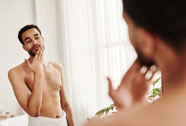 Jovem Homem Sem Camisa Olhando Para Espelho Mesmo Tocando Palha — Fotografia de Stock