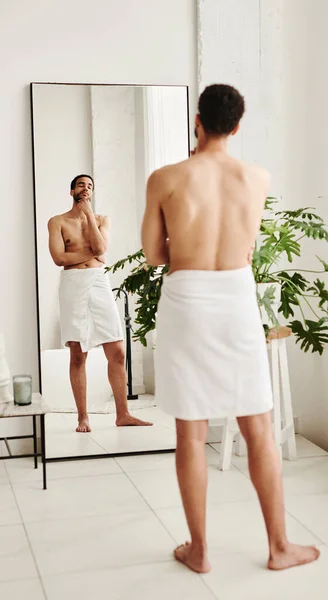 Visão Traseira Jovem Homem Bonito Toalha Olhando Para Espelho Admirando — Fotografia de Stock
