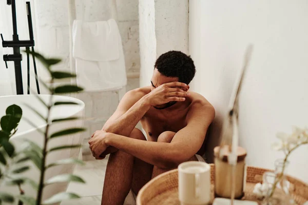 Genç Adam Banyoda Yerde Oturuyor Gözyaşlarından Gözlerini Ovuşturuyor Tek Başına — Stok fotoğraf