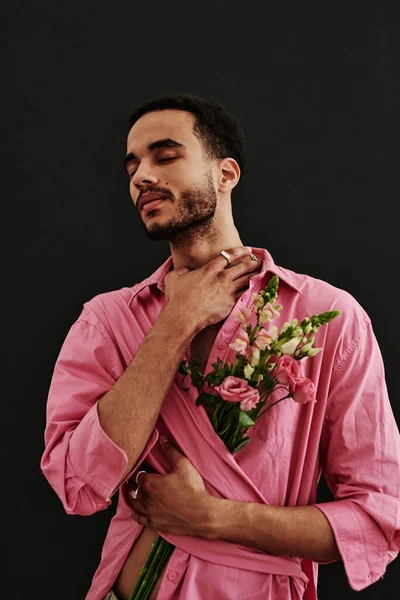 Portret Van Tevreden Knappe Man Roze Shirt Met Bloemen Omarmen — Stockfoto