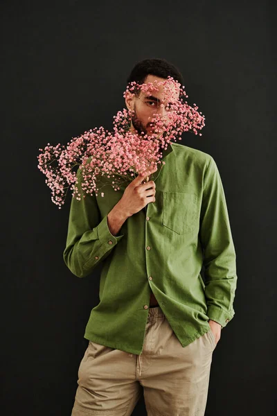 Retrato Moda Homem Bonito Vestido Com Camisa Verde Segurando Monte — Fotografia de Stock