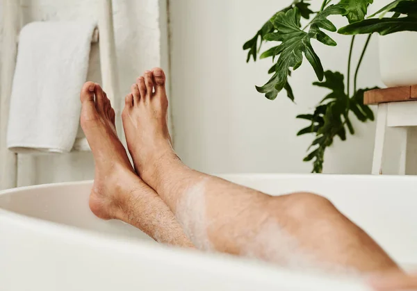 Close Homem Deitado Banho Com Espuma Relaxante Durante Procedimento Spa — Fotografia de Stock
