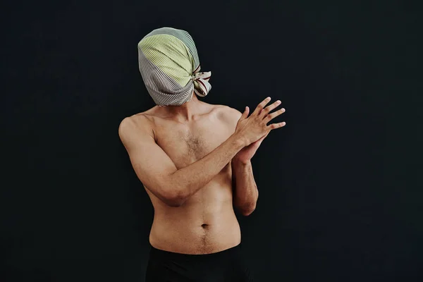 Kafasında Eşarpla Siyah Arka Planda Duran Genç Bir Adamın Portresi — Stok fotoğraf