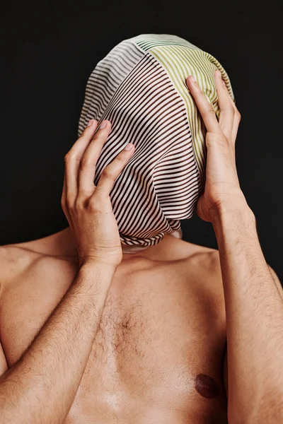 Portret Młodego Mężczyzny Bez Koszuli Próbującego Zdjąć Chustę Głowy Odizolowanego — Zdjęcie stockowe