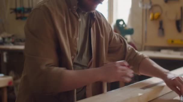 Professionele Houtbewerker Met Metalen Liniaal Markeerplank Met Potlood Tijdens Het — Stockvideo