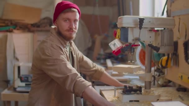 Porträt Eines Jungen Bärtigen Holzarbeiters Der Sich Die Werkbank Lehnt — Stockvideo