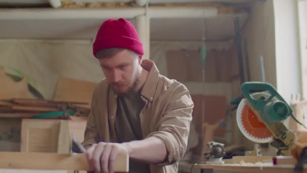 Mannelijke Timmerman Snijden Houten Plank Met Handzaag Houtbewerking Werkplaats — Stockvideo