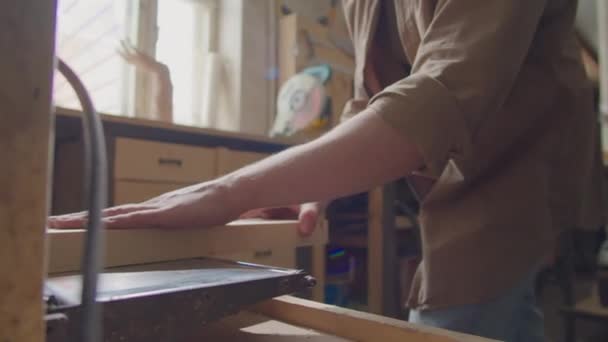 작업장에서 널빤지를 두꺼운 판자로 귀마개를 만드는 — 비디오