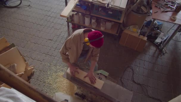 Top Shot Van Houtbewerker Veiligheid Oorkappen Schaven Houten Plank Met — Stockvideo