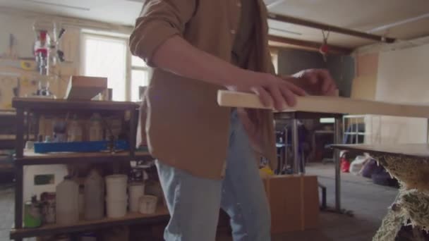 Gebogen Schot Van Houtbewerker Beschermende Oorkappen Snijden Houten Plank Met — Stockvideo
