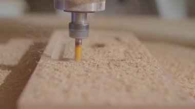CNC yönlendirici makinesiyle tahta oyma görüntüsünü kapat