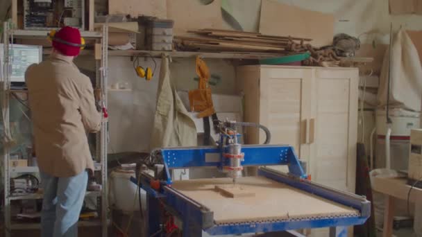 Carpinteiro Masculino Operando Máquina Cnc Com Computador Enquanto Trabalhava Oficina — Vídeo de Stock