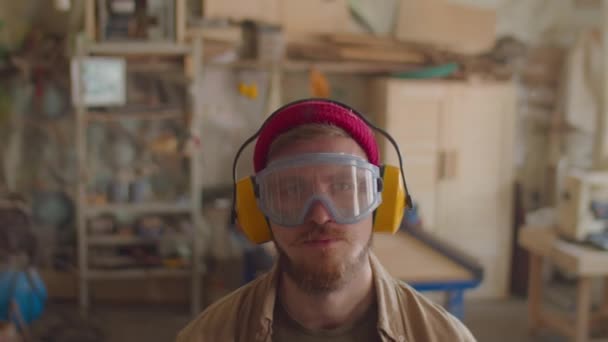 Porträt Eines Kaukasischen Zimmermanns Mit Ohrenschützern Und Brille Der Einer — Stockvideo