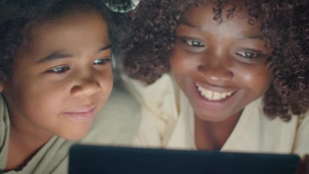 Primer Plano Alegre Niño Afroamericano Madre Acostados Juntos Bajo Manta — Vídeos de Stock