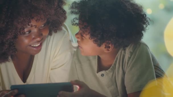 Madre Afroamericana Hijo Pequeño Navegando Por Internet Una Tableta Digital — Vídeos de Stock