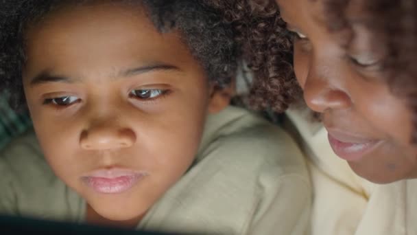 Primer Plano Mujer Afroamericana Sonriendo Hablando Con Hijo Pequeño Mientras — Vídeos de Stock