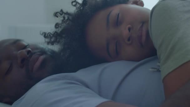 Närbild Bild Bild Kärleksfull Afroamerikansk Far Berätta Något För Lille — Stockvideo