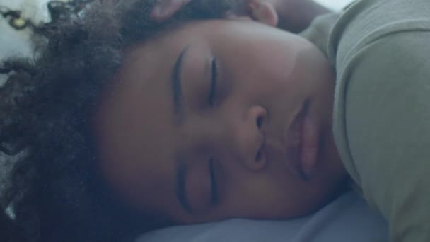Närbild Bild Afroamerikanska Far Smeker Huvudet Lille Son Sover Bröstet — Stockvideo