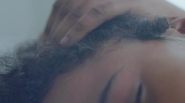 Afrika kökenli Amerikalı bir anneyi göğsünde uyuyan tatlı bir oğlanı kucaklarken yakından çek.