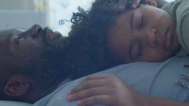 Menino Afro Americano Bonito Dormindo Peito Seu Pai Enquanto Acaricia — Vídeo de Stock