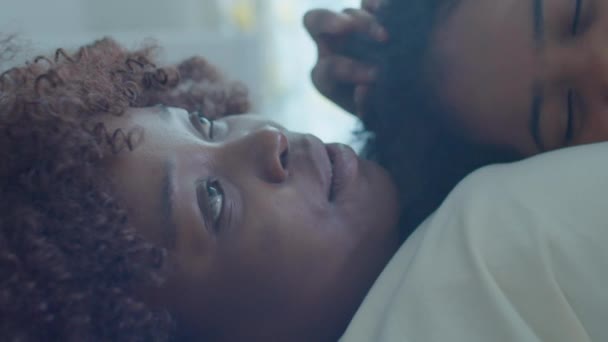 Primer Plano Tierna Madre Afroamericana Acariciando Pequeño Hijo Durmiendo Pecho — Vídeo de stock