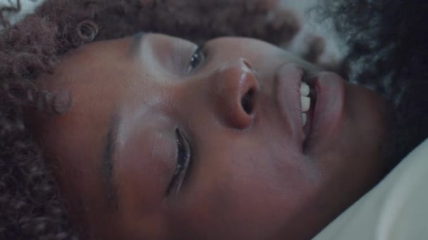 Närbild Bild Afroamerikanska Mor Kramande Liten Son Sova Hennes Bröst — Stockvideo