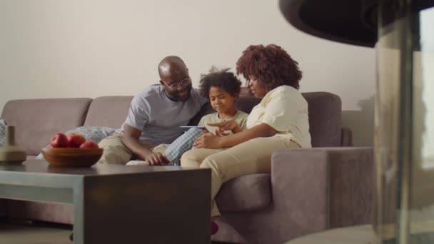 Широкий Знімок Афроамериканської Сім Сидить Разом Дивані Вітальні Обговорює Щось — стокове відео