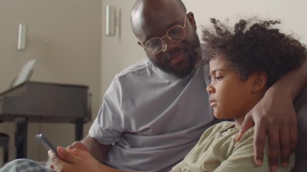 Afro Americano Pai Abraçando Filho Pequeno Discutir Algo Tablet Digital — Vídeo de Stock