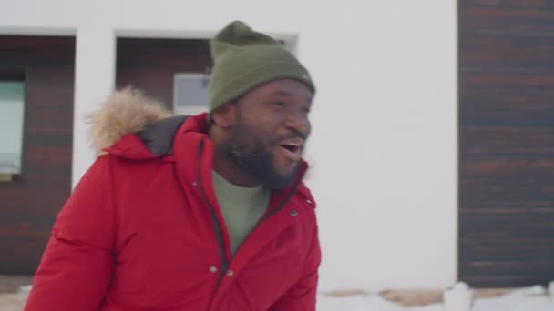 Lassú Mozgás Lövés Boldog Afro Amerikai Férfi Mosolyog Nevet Miközben — Stock videók