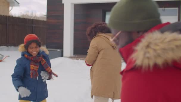 Zeitlupenaufnahme Einer Aufgeregten Afroamerikanischen Familie Die Vor Dem Haus Schneebälle — Stockvideo