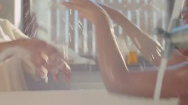 Heyecanlı Afrikalı Amerikalı çocuğun ve annesinin banyoda oynarken su sıçratırken çekilmiş el kamerası görüntüleri.