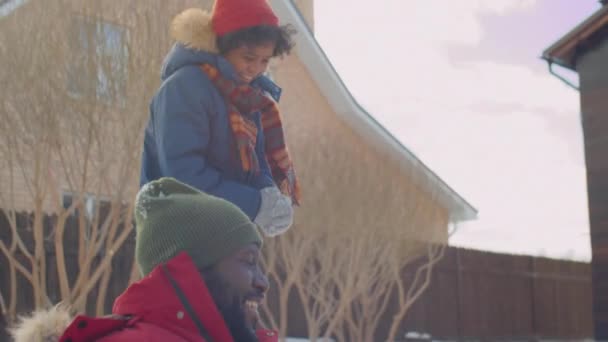 Kış Günü Küçük Bir Çocukla Dışarıda Kartopu Oynayan Gülen Ebeveynlerin — Stok video