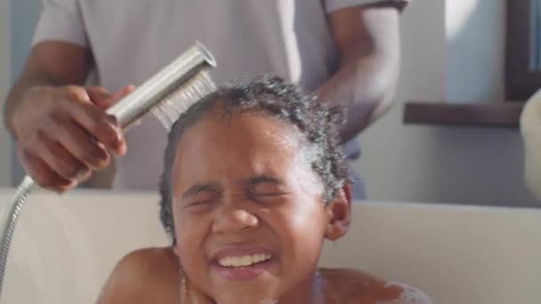 Menino Afro Americano Sentado Com Olhos Fechados Banho Enquanto Pai — Vídeo de Stock