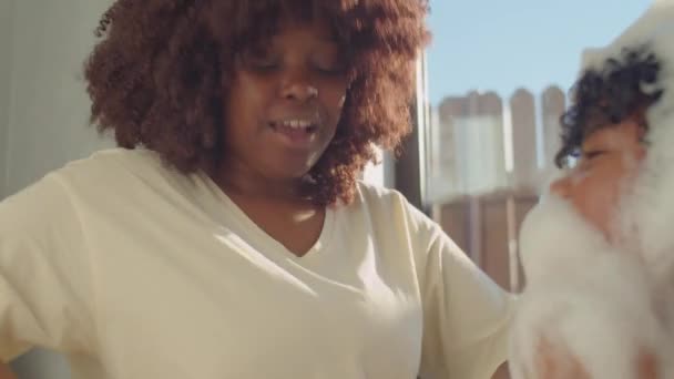 Caméra Portable Prise Vue Enfant Afro Américain Joyeux Mettant Mousse — Video