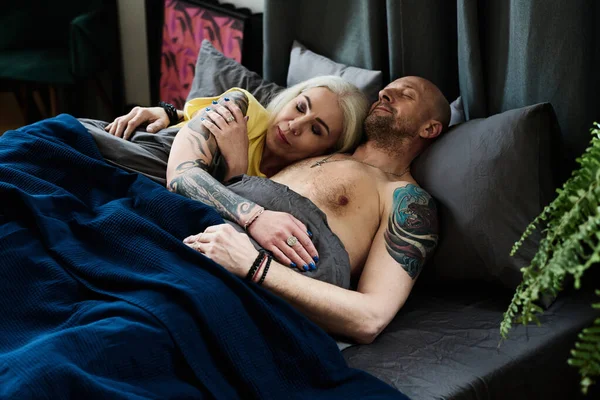 Tatuato Maturo Caucasico Uomo Donna Innamorati Dormire Insieme Letto Casa — Foto Stock