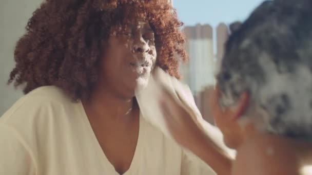 Handheld Camera Shot Van Vrolijke Afrikaanse Amerikaanse Jongen Zijn Moeder — Stockvideo