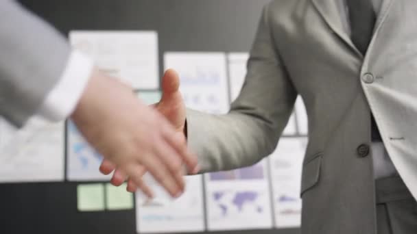Крупним Планом Обрізаний Знімок Двох Невпізнаваних Бізнесменів Які Дають Рукостискання — стокове відео